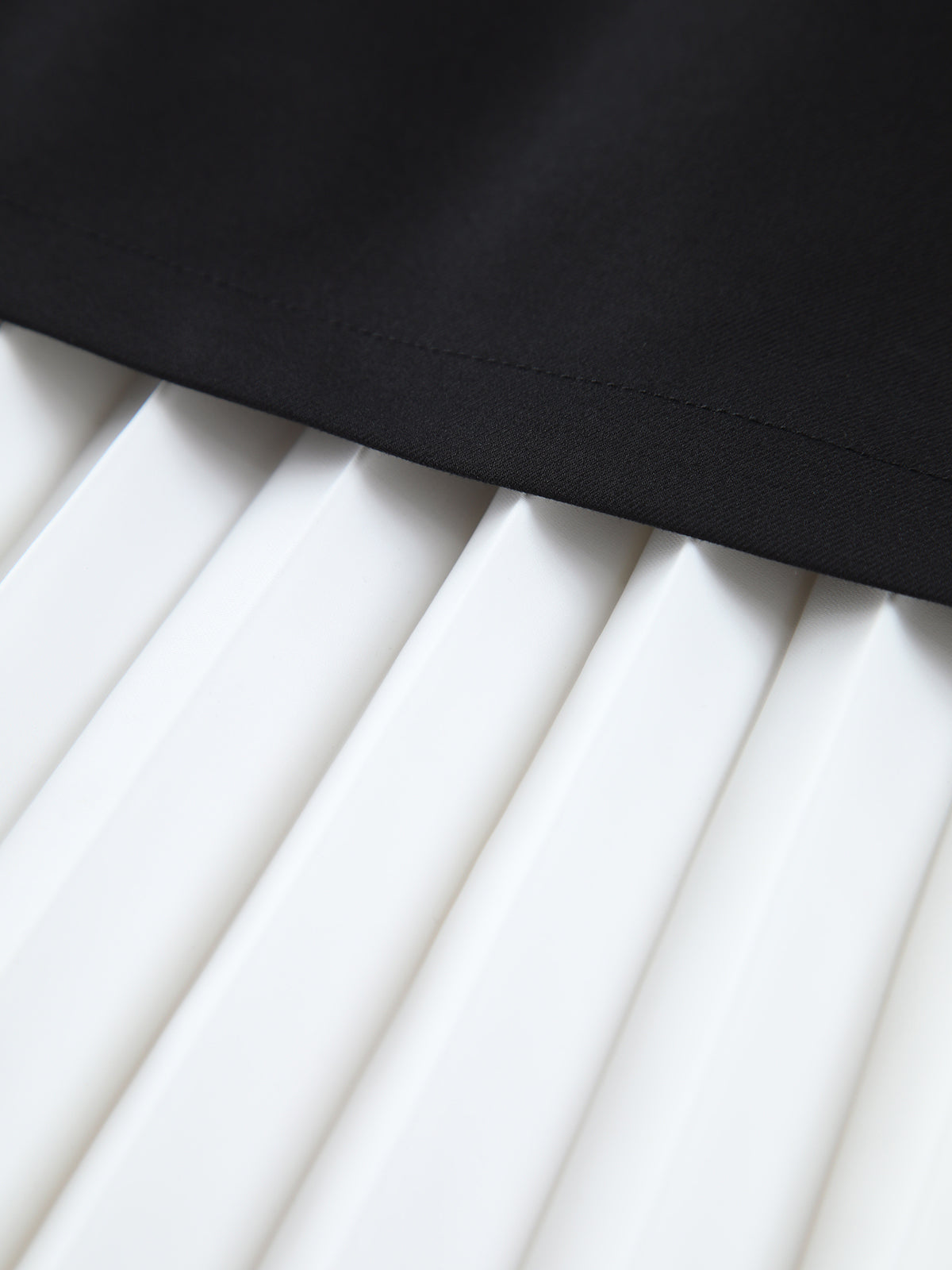 Contrast Panel Pleated Midi Skirt